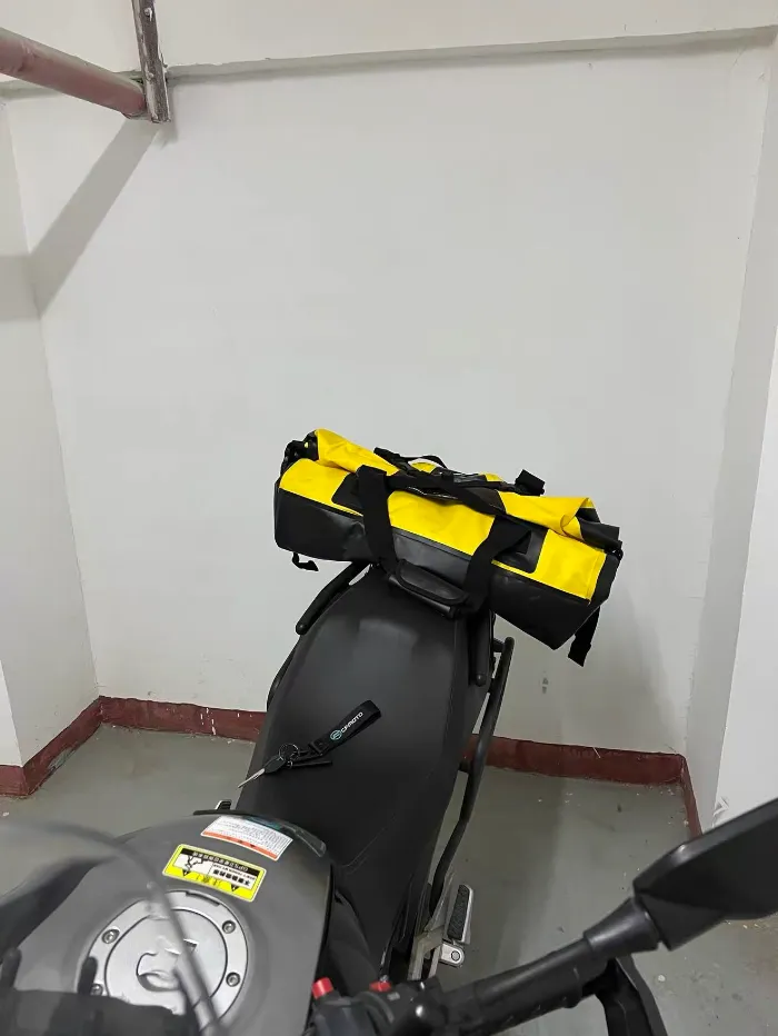 Carane Nindakake Bagasi ing Motor Tanpa Rak