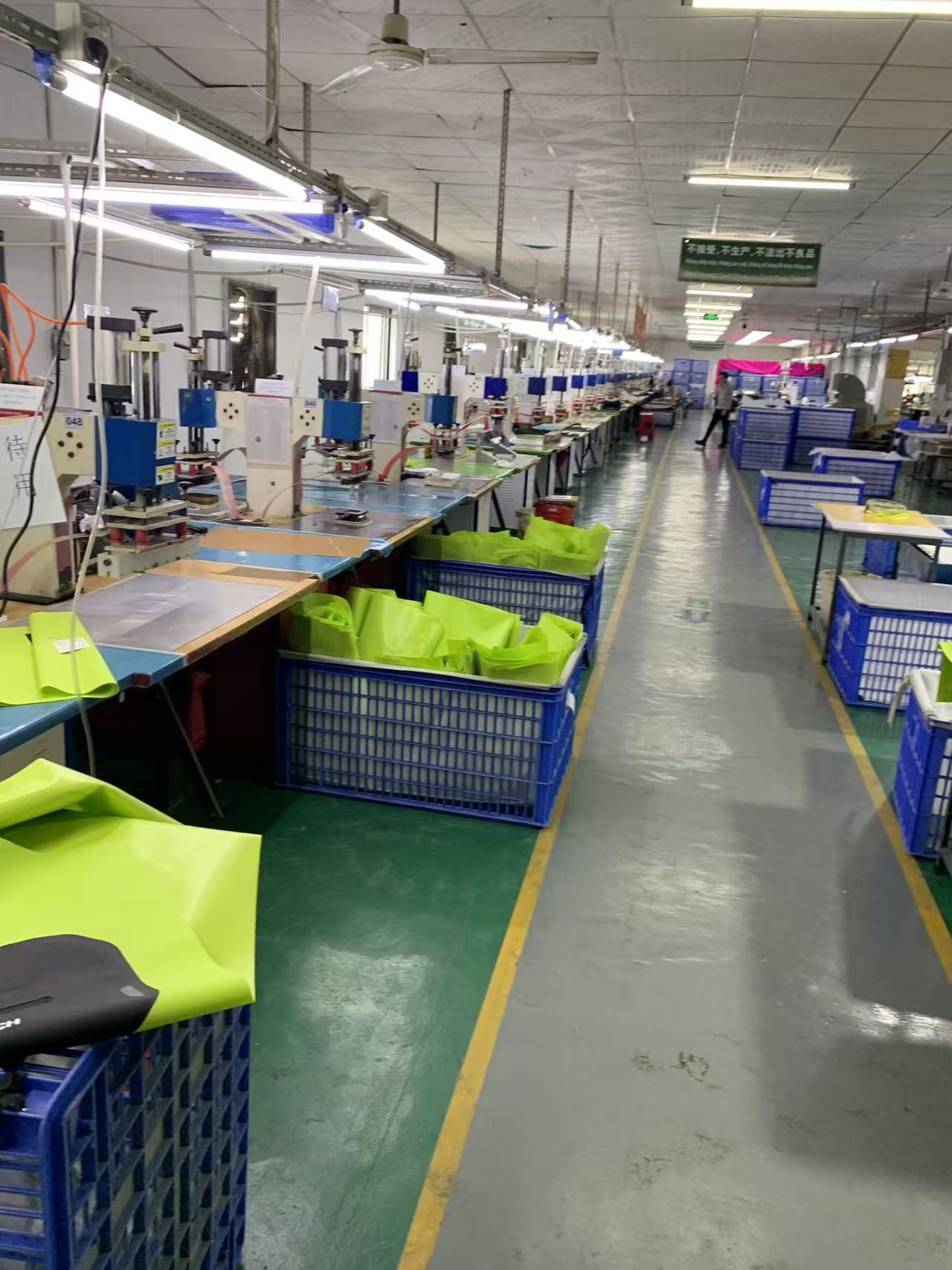 Nang Produksi Run: Kepiye Tas Motor Anti Air Hi-Vis Dibangun ing Sealock
